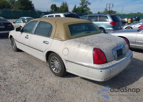 2000 Lincoln Town Car Signature from USA, damaged, VIN 1LNHM82W4YY842937